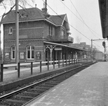 153274 Gezicht op de perronzijde van het N.S.-station Soest te Soest.